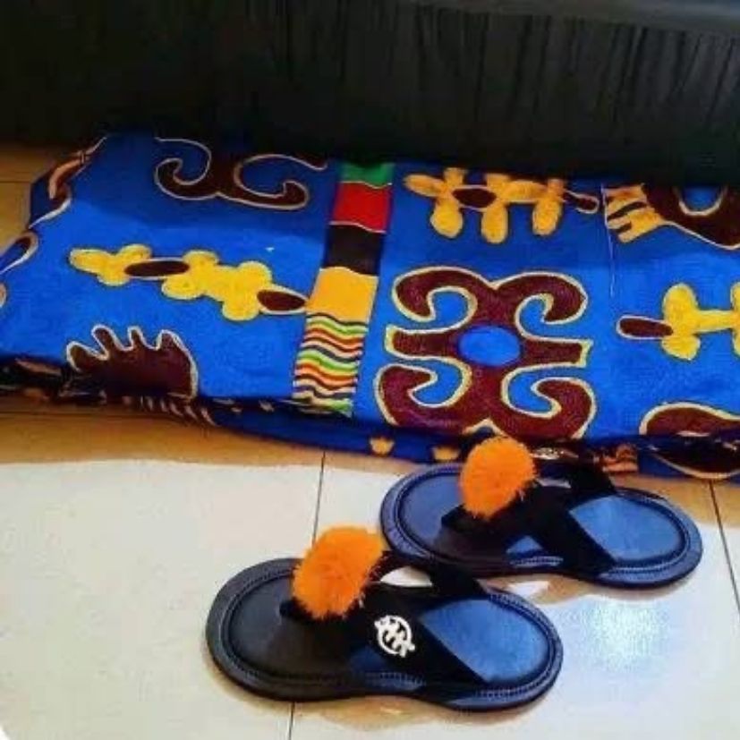 AFRICAN CLOTH WITH NATIVE SANDALS (4.4LBS) image 0